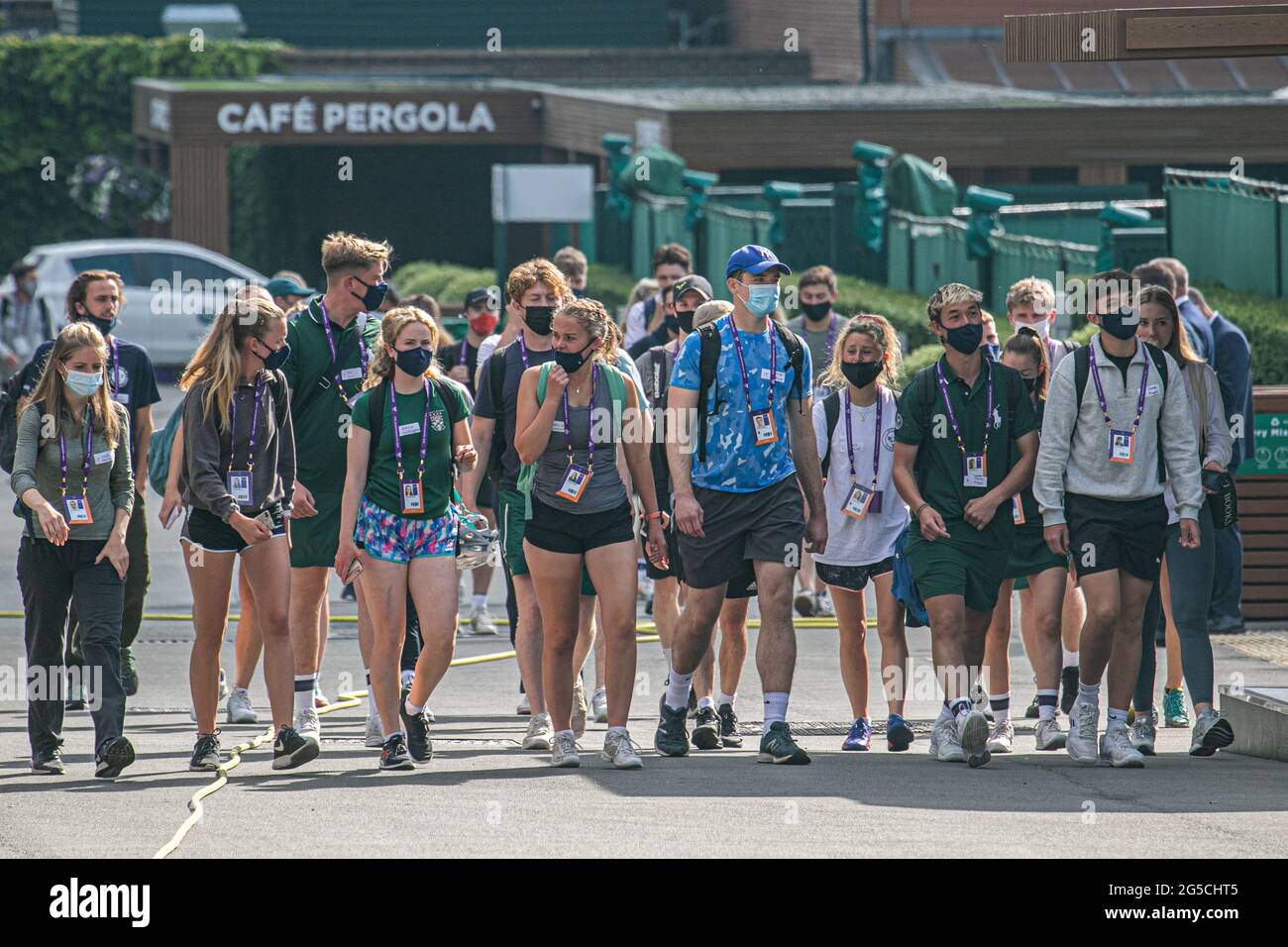 London, Großbritannien. Juni 2021. Bodenpersonal mit Schutzmasken trifft im All England Lawn and Tennis Club ein, um sich auf die Wimbledon Championships vorzubereiten, die am Montag, dem 28. Juni, beginnen. Das letztjährige Grand Slam Turnier wurde zum ersten Mal seit dem Weltkrieg 2 aufgrund der Coronavirus-Pandemie abgesagt. Das Turnier findet vom 28. Juni bis 11. Juli statt. Kredit: amer ghazzal/Alamy Live Nachrichten Stockfoto