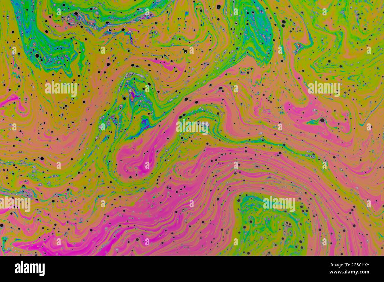 Flüssige Seifenblase psychedelisch farbenfrohe abstrakte Kunst. Surreale Muster mit Regenbögen und Farbwellen in Bewegung. Stockfoto