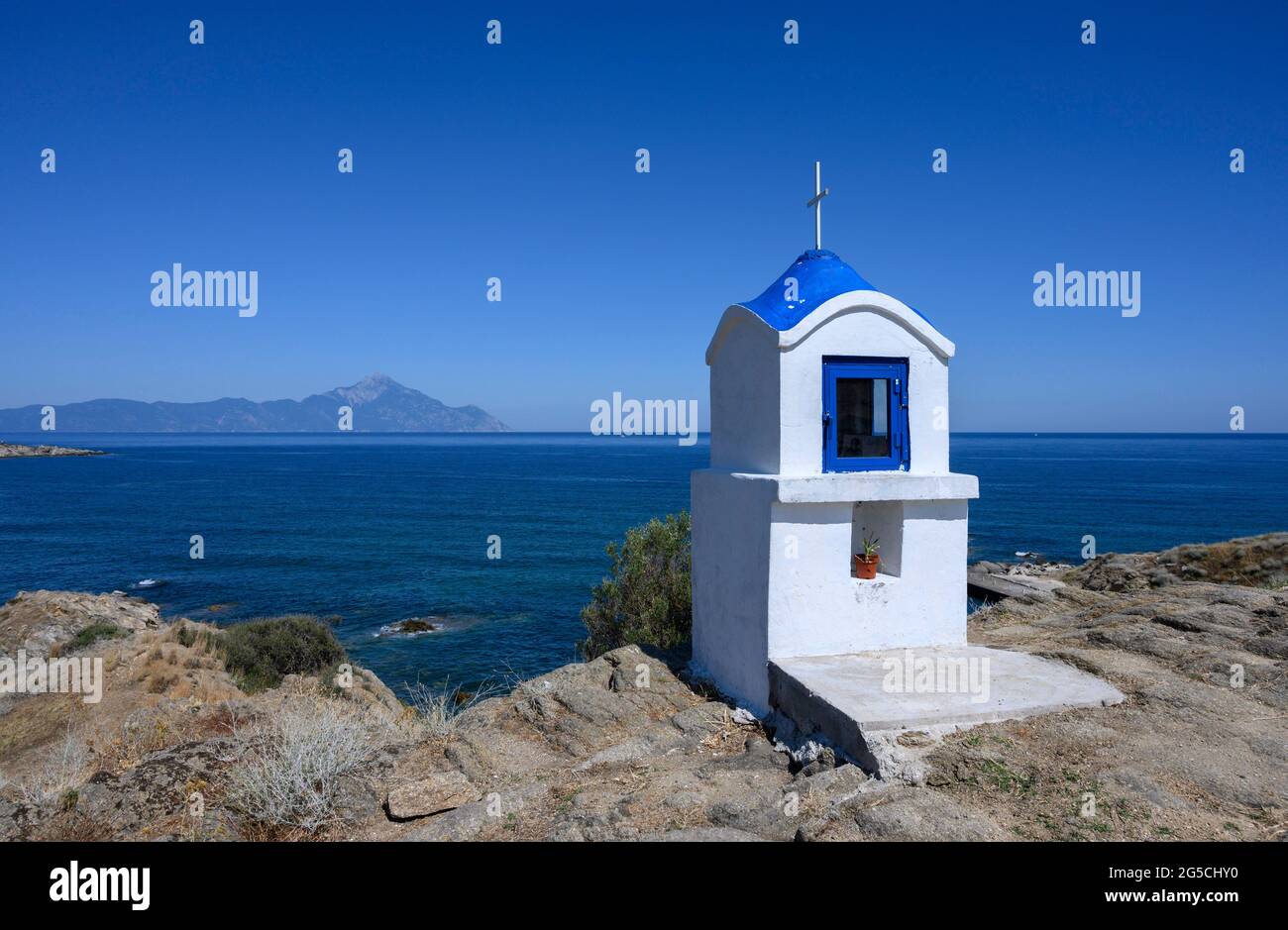 Blick auf den Berg Athos von Sarti, Griechenland. Stockfoto