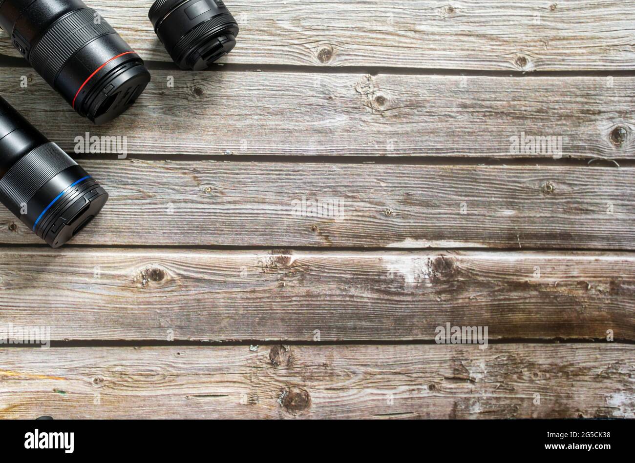 Holztischplatte Hintergrund mit 3 Linsen und Kopierraum Stockfoto