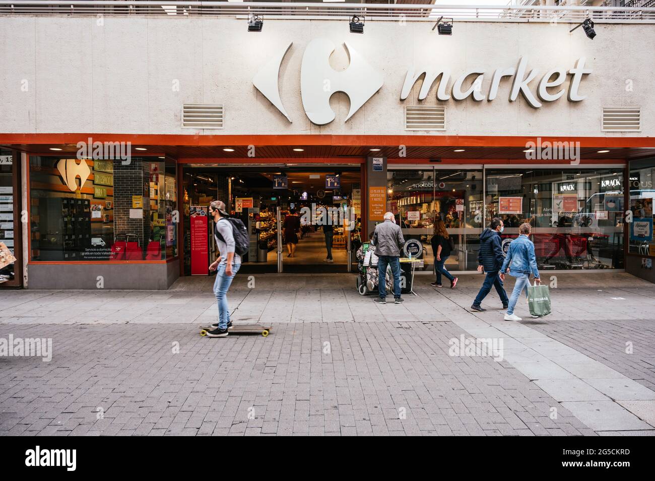 Valladolid, Spanien - 22. Juni 2021: Carrefour Market Shop in Valladolid Stockfoto