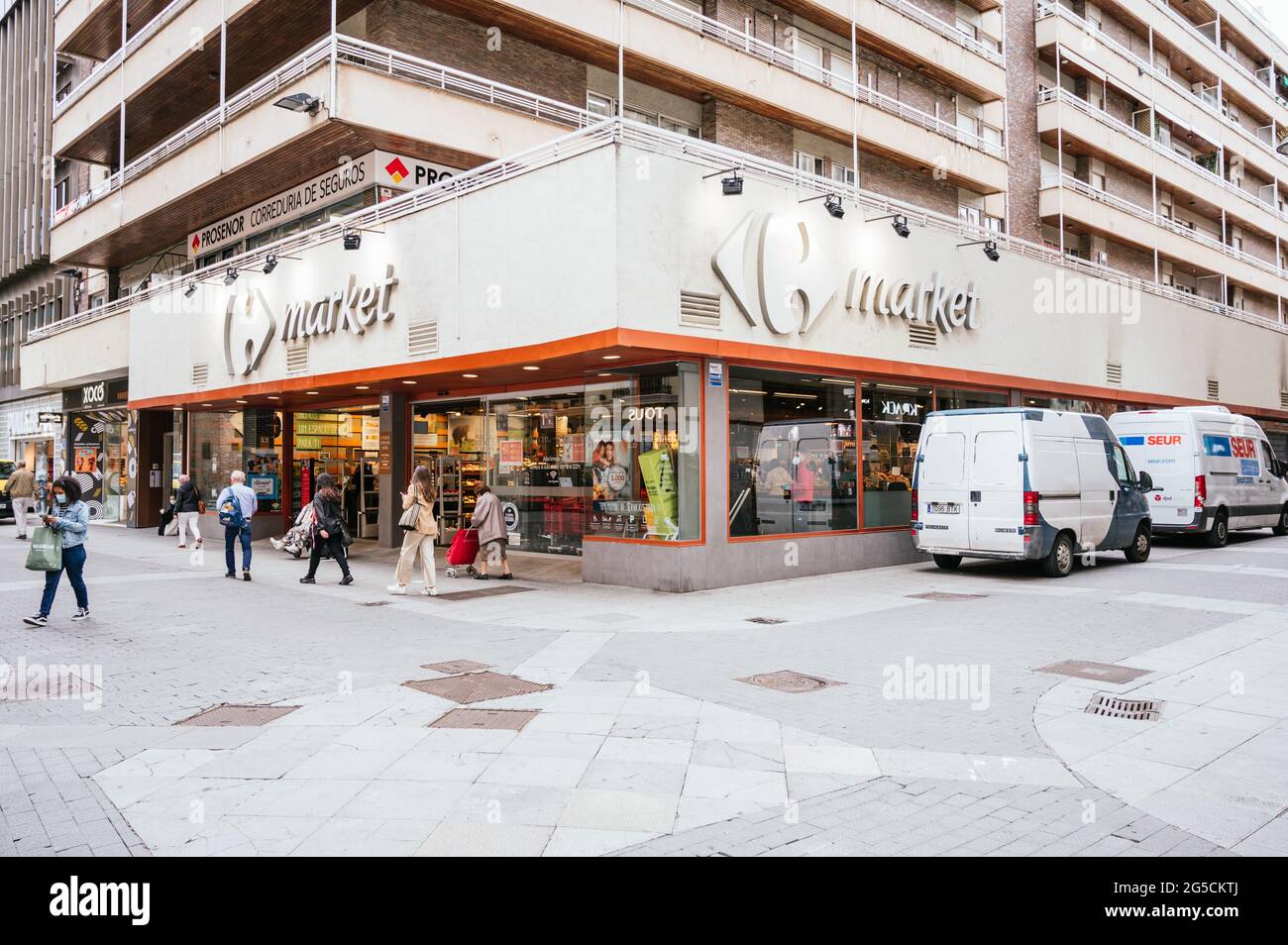 Valladolid, Spanien - 22. Juni 2021: Carrefour Market Shop in Valladolid Stockfoto