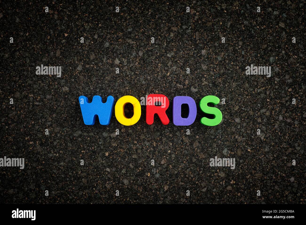 Das Wort Wörter auf einem dunklen Korkbrett. Nahaufnahme. Stockfoto