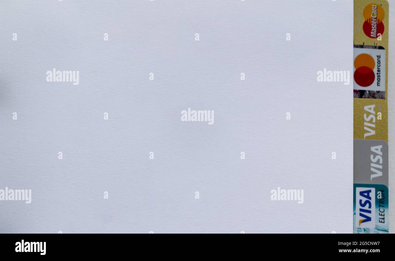 Moskau, Russland, August 2019: Notizblock mit Kreditkarten: Visa, Visa Gold, Visa Electron und Mastercard, Mastercard Gold. Logos sehen von einem Notizblock aus Stockfoto