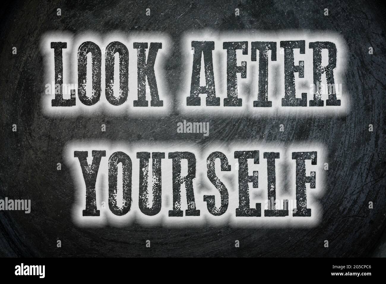 „Look After Yourself“-Konzepttext im Hintergrund Stockfoto