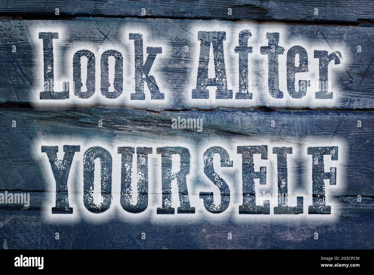 „Look After Yourself“-Konzepttext im Hintergrund Stockfoto