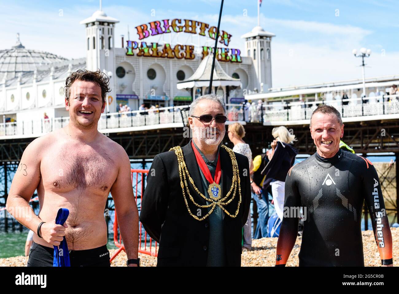 Brighton, Großbritannien. 26. Juni 2021 1. Und 2. Spieler von Swimming Club Pier to Pier Swim: Nigel Carrian [R] und Tom Atwell [L] mit dem Bürgermeister von Brighton & Hove Cllr. Alan Robins. Foto ©Julia Claxton Kredit: Julia Claxton/Alamy Live News Stockfoto