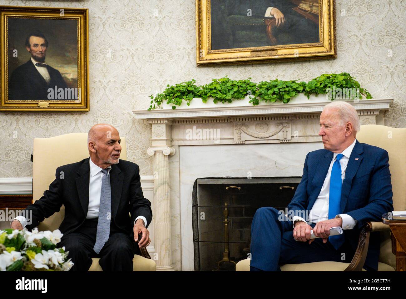 Der Präsident der Vereinigten Staaten, Joe Biden, hört zu, wie seine Exzellenz, Mohammad Ashraf Ghani, der Präsident der Islamischen Republik Afghanistan, am Freitag, den 25. Juni 2021, vor der Presse im Oval Office im Weißen Haus in Washington, DC, eine Erklärung abgibt. Quelle: Pete Marovich/Pool via CNP /MediaPunch Stockfoto