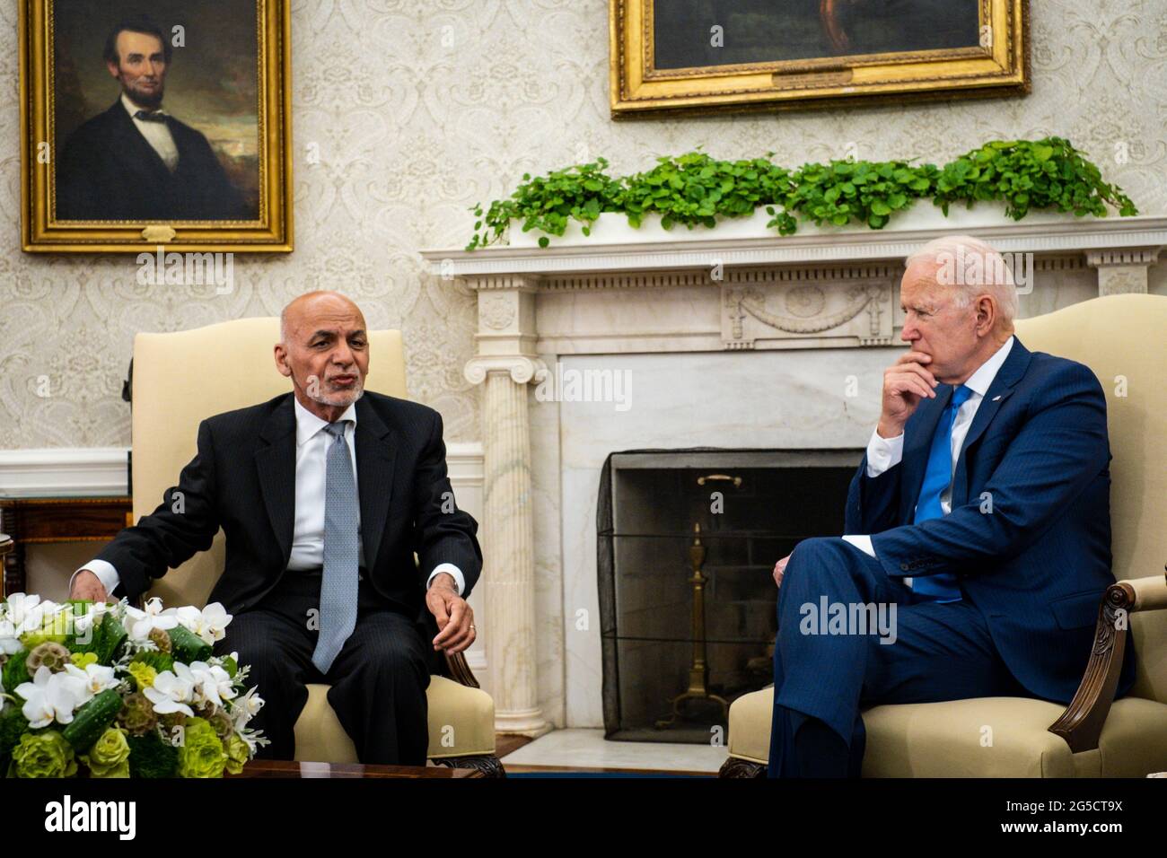 Der Präsident der Vereinigten Staaten, Joe Biden, hört zu, wie seine Exzellenz, Mohammad Ashraf Ghani, der Präsident der Islamischen Republik Afghanistan, am Freitag, den 25. Juni 2021, vor der Presse im Oval Office im Weißen Haus in Washington, DC, eine Erklärung abgibt. Quelle: Pete Marovich/Pool via CNP /MediaPunch Stockfoto