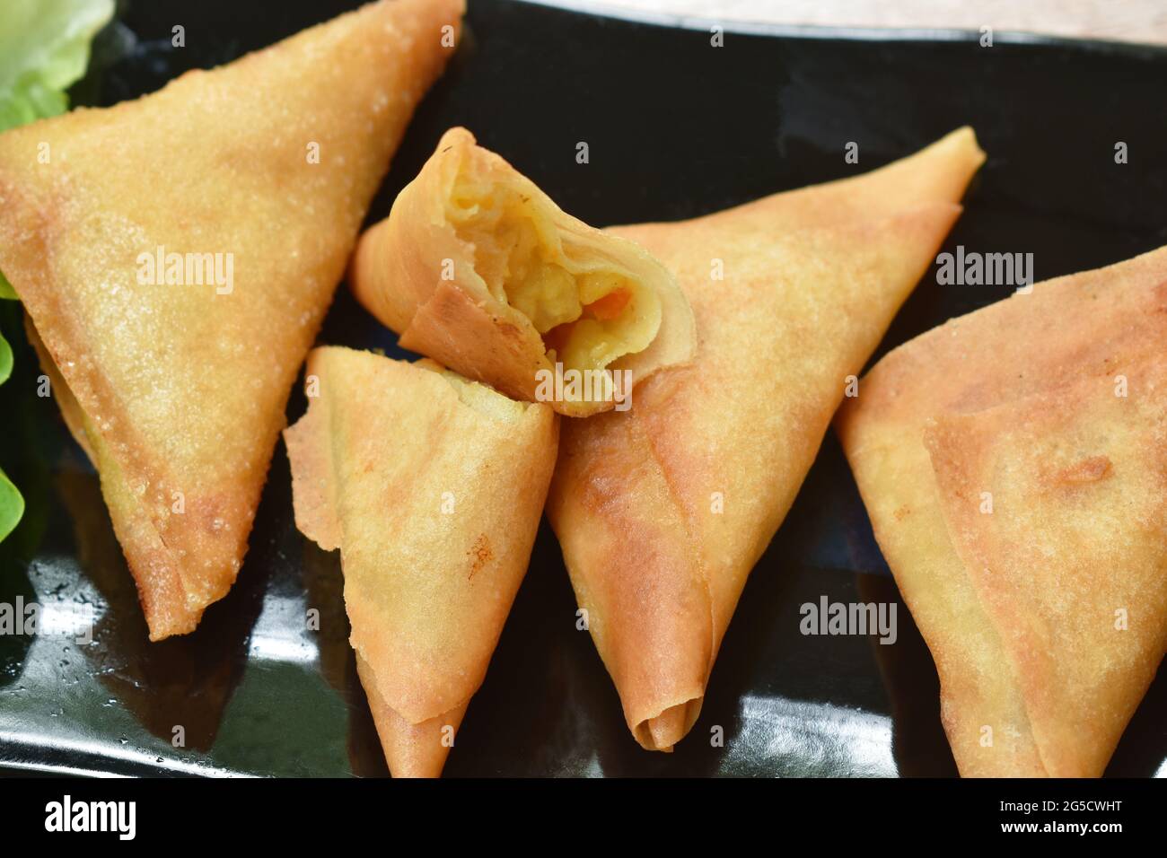 Teig frittierte Samosa indische Speisen vom Boden gefüllte Huhn mit einem in Dreiecksform gerollten, auf dem Teller eintauchende süße Gemüsesauce Stockfoto