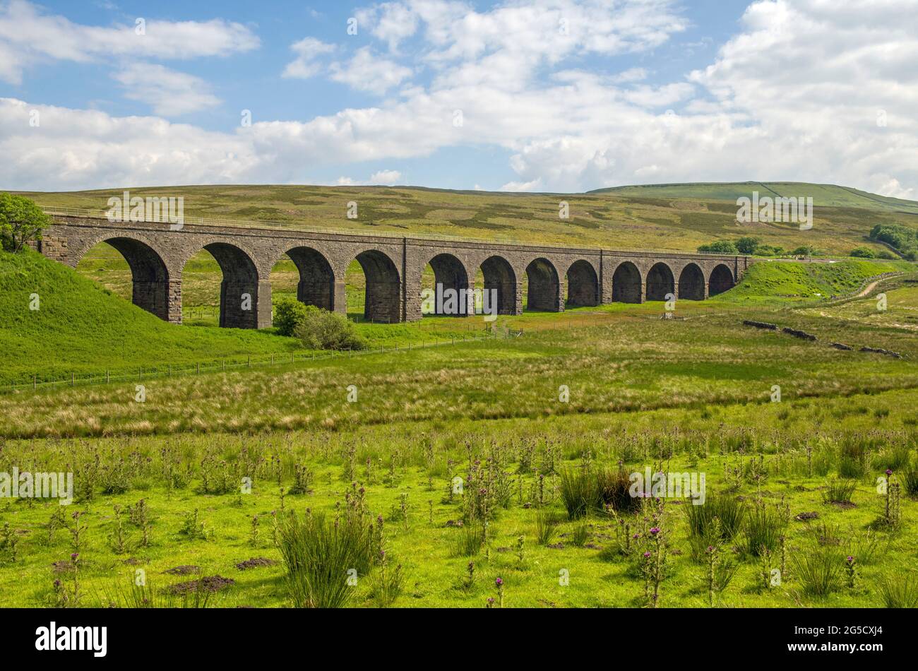 Das Garsdale Railway Viaduct wird benutzt und liegt sehr nahe an der Garsdale Station in den Western Yorkshire Dales, Cumbria Stockfoto