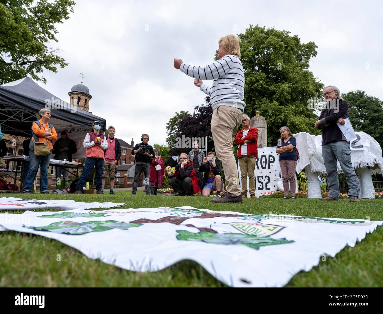 LICHFIELD. VEREINIGTES KÖNIGREICH. JUNI 2021. HS2 Rebellion Stop die HS2-Rallye im Beacon Park, Lichfield, markiert den Beginn einer 8-tägigen Wanderung nach Wigan, um die Aufmerksamkeit auf die Stop HS2-Kampagne zu lenken. Der konservative Abgeordnete Michael Fabricant unterstützt die Bemühungen der Protestierenden. Kredit: Richard Grange / Alamy Live Nachrichten Stockfoto