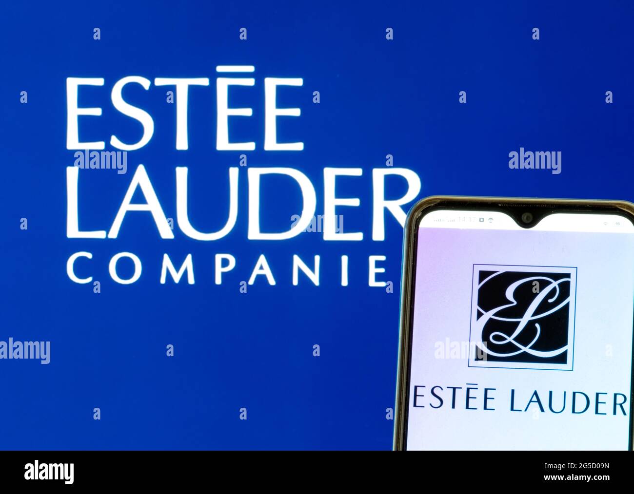 In dieser Abbildung ist ein Logo von Estee Lauder Companies Inc. Zu sehen, das auf einem Smartphone zu sehen ist Stockfoto