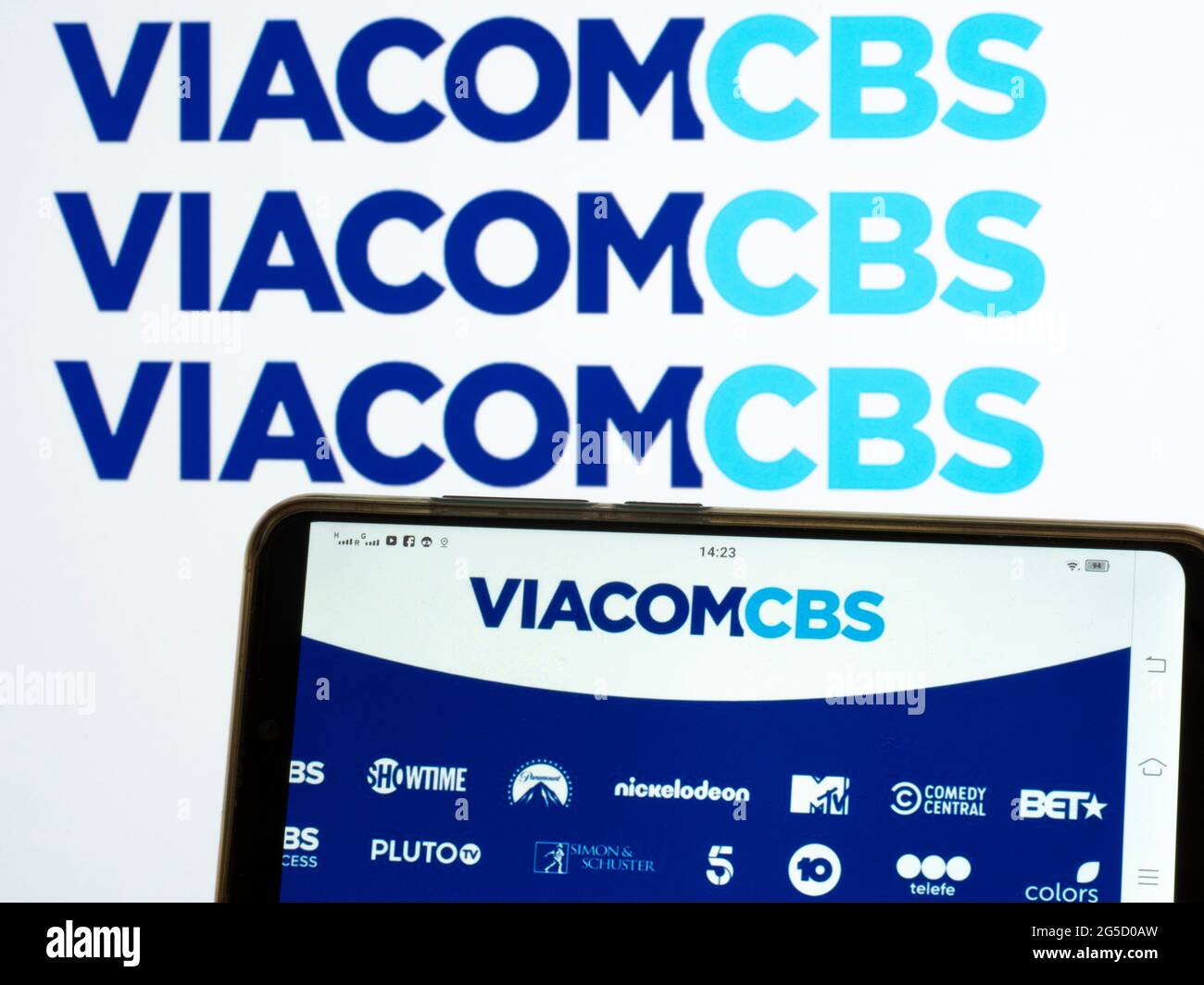 In dieser Abbildung ist ein Logo von ViacomCBS Inc. Auf einem Smartphone zu sehen Stockfoto