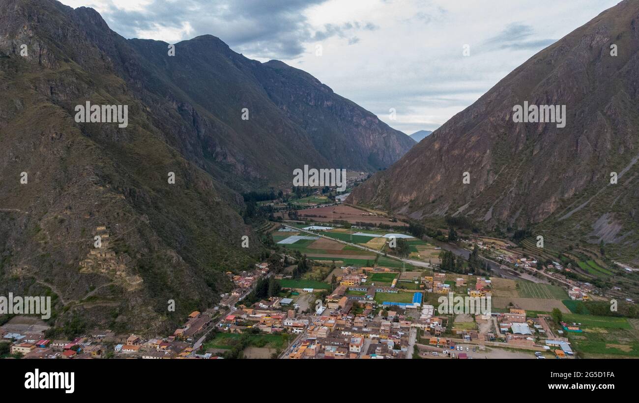 Luftaufnahme der Stadt Ollantaytambo im Heiligen Tal von Cusco. Peru Stockfoto