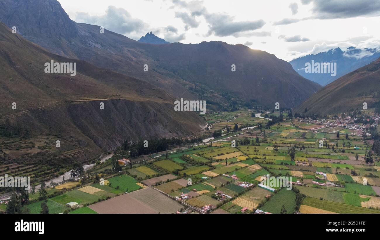 Luftaufnahme der Stadt Ollantaytambo im Heiligen Tal von Cusco. Peru Stockfoto