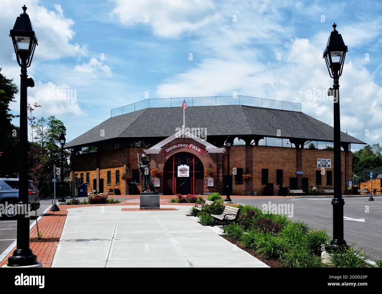 COOPERSTOWN, NEW YORK - 21. JUNI 2021: Doppeltagsfeld mit der Sandlot-Kid-Statue. Stockfoto
