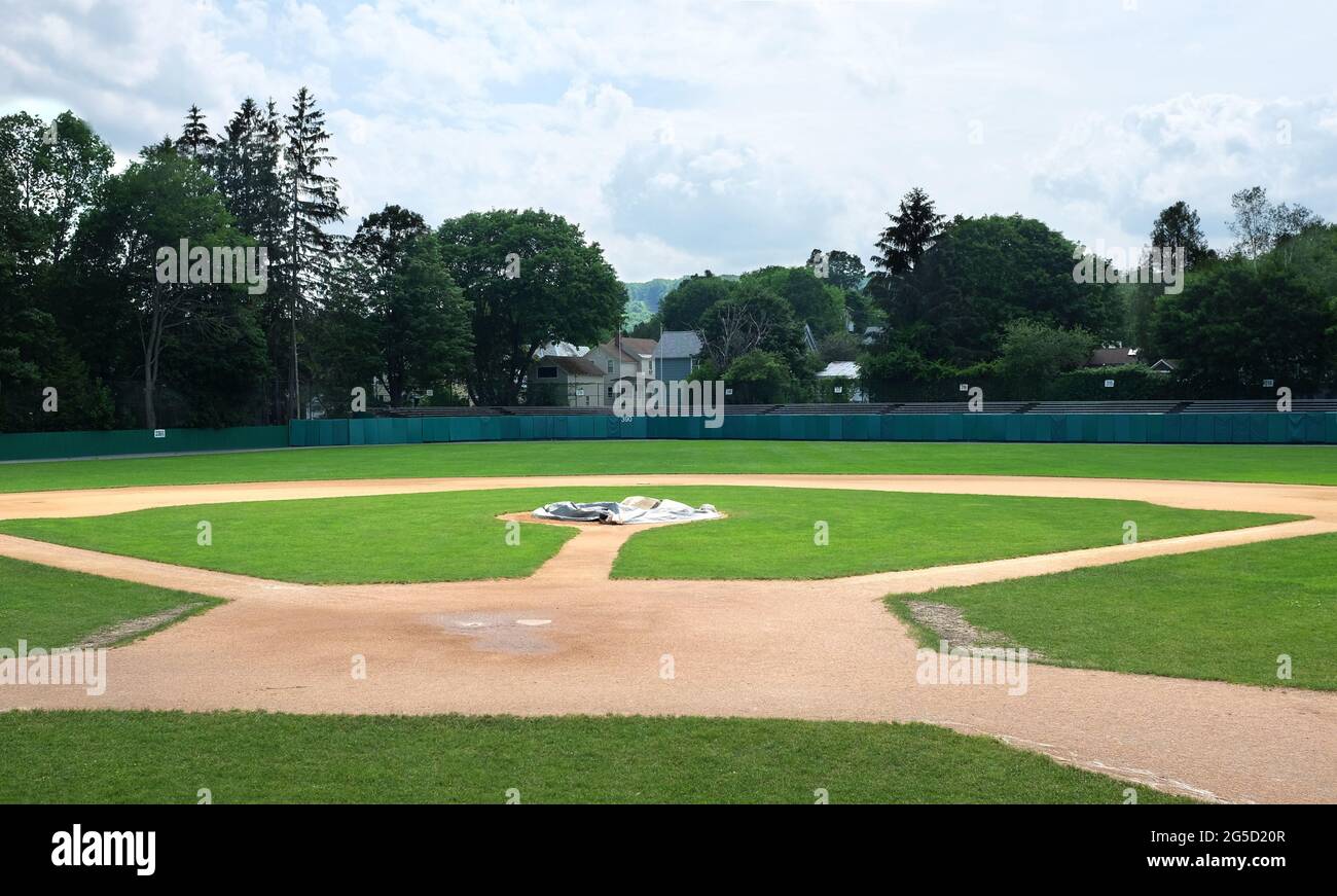 COOPERSTOWN, NEW YORK - 21. JUNI 2021: Plane über dem Pitchers-Hügel im Doubleday Field, Teil der National Baseball Hall of Fame und des Museums. Stockfoto