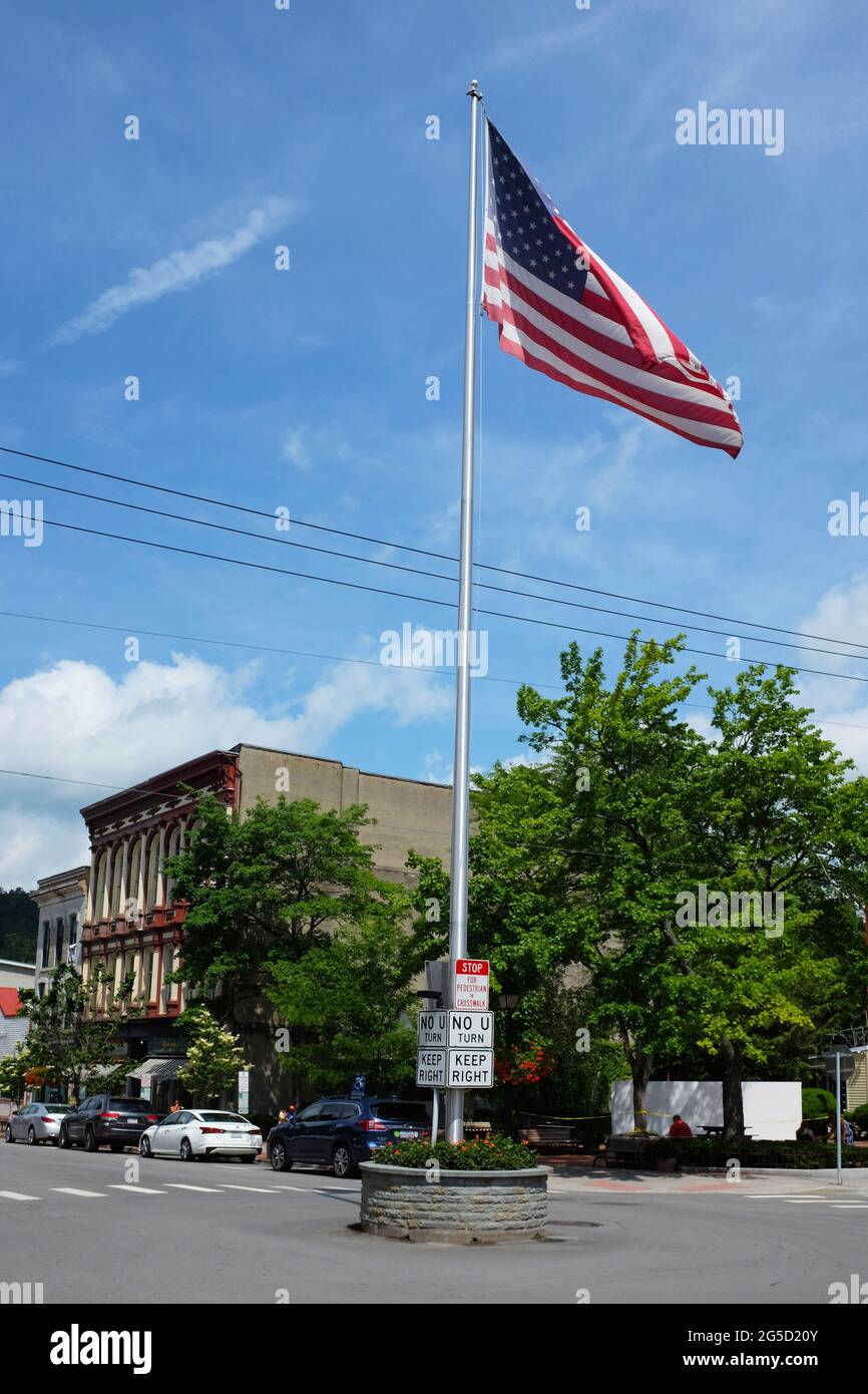 COOPERSTOWN, NEW YORK - 21. JUNI 2021: Flagge an der Kreuzung von Main Street und Pioneer Street in der Upstate Town und Heimat des National Baseballs Stockfoto