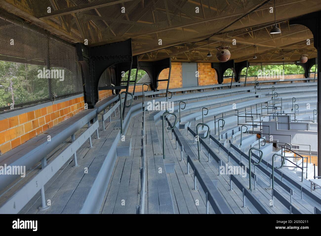 COOPERSTOWN, NEW YORK - 21. JUNI 2021: Sitzplätze auf der Tribüne im Doubleday Field, Teil der National Baseball Hall of Fame und des Museums. Stockfoto