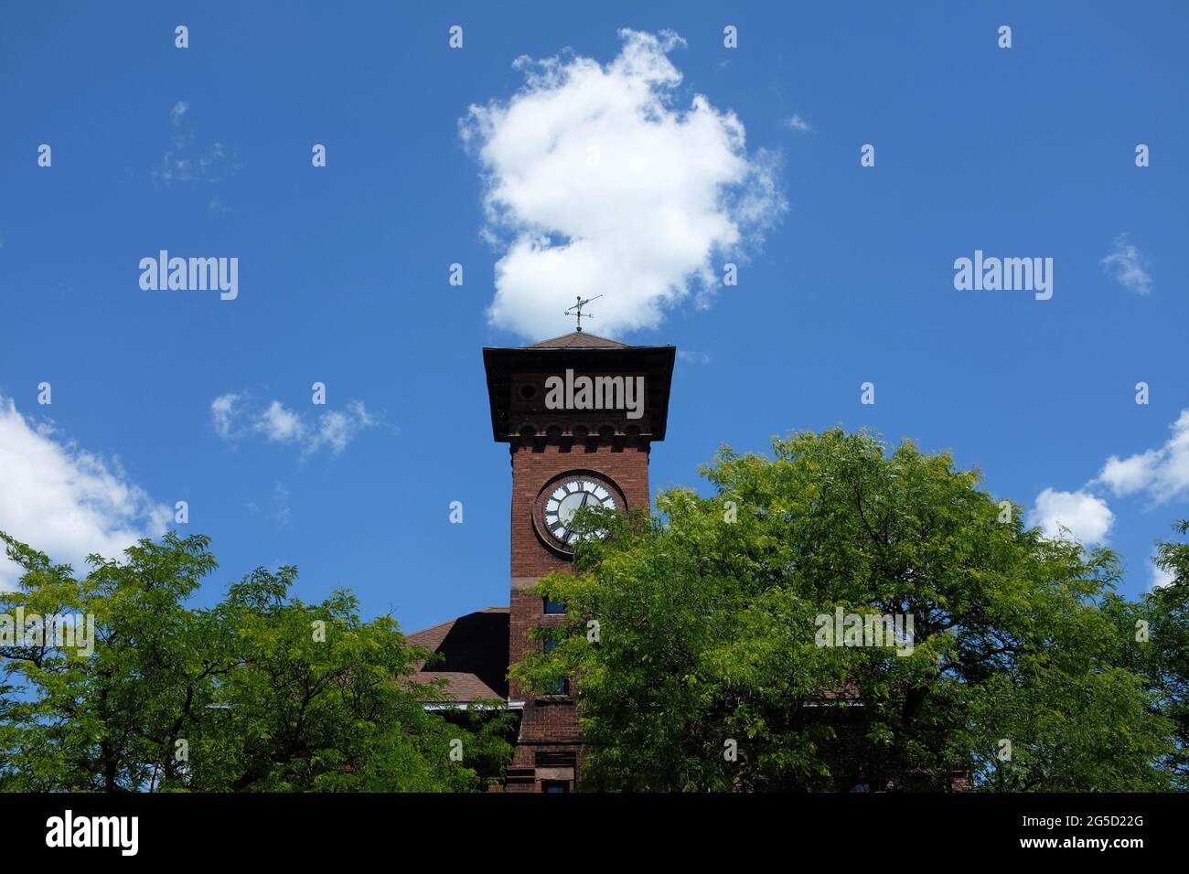 SKANEATELES, NEW YORK - 18. JUNI 2021: Uhrenturm mit blauem Himmel und Wolken. Stockfoto