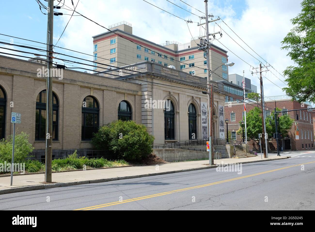 ITHACA, NEW YORK - 20. JUNI 2021: Das Rathaus von Ithaca befindet sich an der 215 N. Tioga Street. Stockfoto
