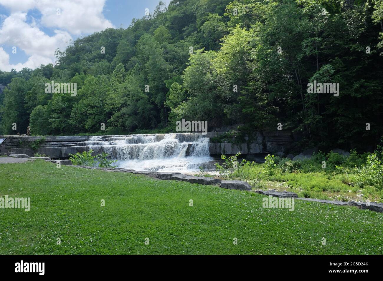 Die Lower Falls im Taughannock Falls State Park in der Nähe des Lake Cayuga im Finger Lakes District. Stockfoto