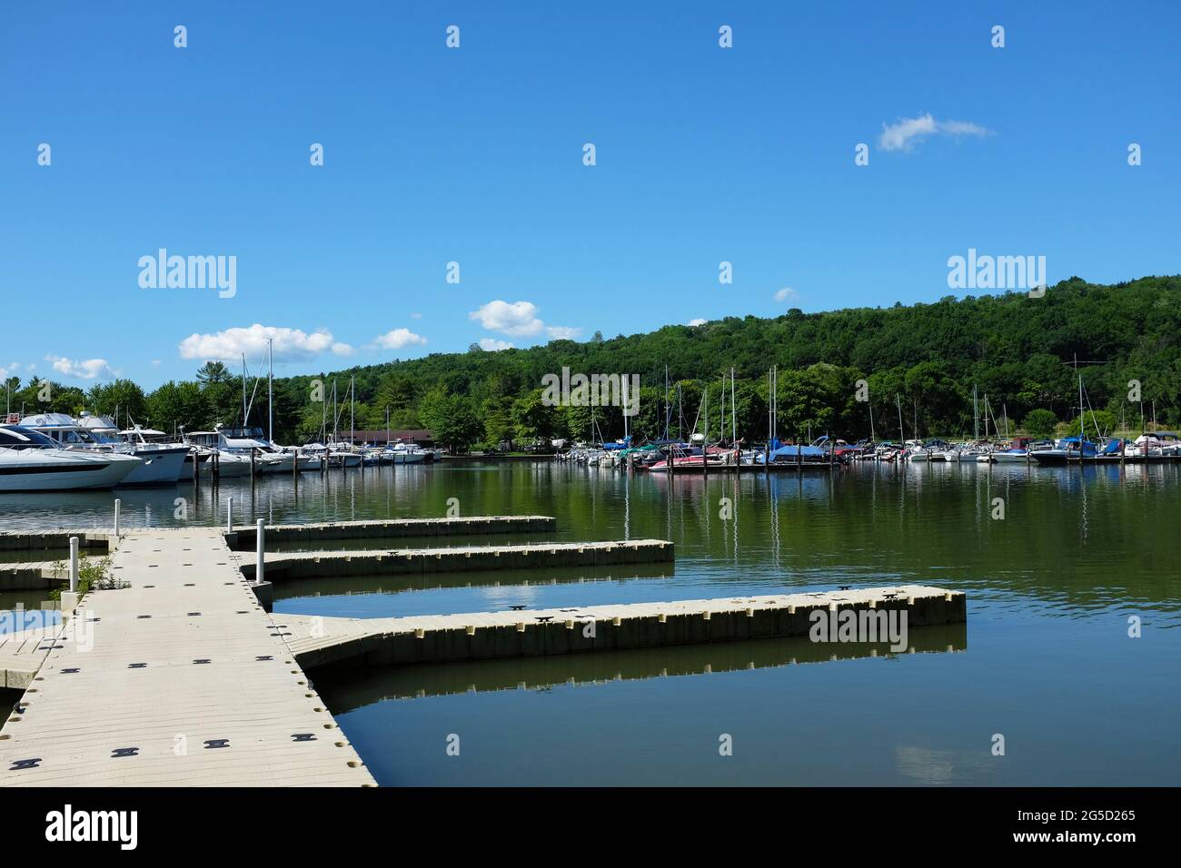 ITHACA, NEW YORK - 17. JUNI 2021: Die Allan H Treman State Marine Park Marina. Stockfoto