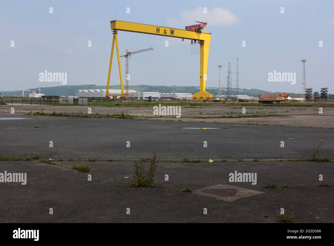 Einer von zwei riesigen, zweifachen Schiffbaukranen, gebaut von Krupp und bekannt als Samson und Goliath, auf der Harland und Wolff Werft in Belfast Stockfoto
