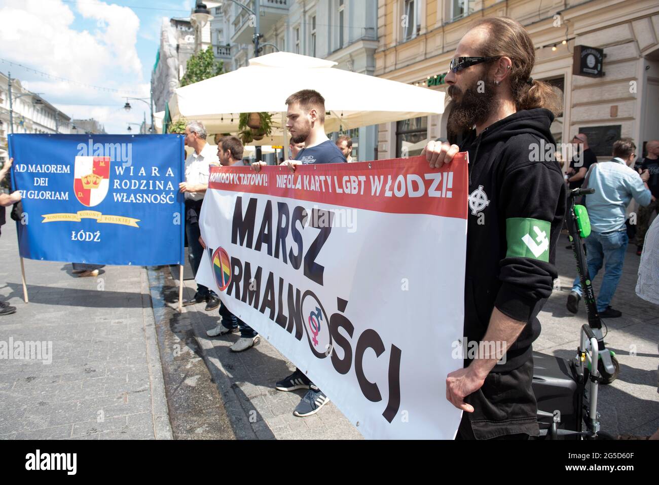 Warschau, Polen. Juni 2021. Mitglieder des National Radical Camp (ONR) halten am 26. Juni 2021 in Lodz, Polen, ein Transparent mit der Aufschrift „'Normalität Marsch'“. Ein paar Dutzend Menschen aus verschiedenen nationalistischen Gruppen marschierten in einer Gegendemonstration mit dem Titel „„Normalitätsmarsch““ durch die Stadt, um sich der Pride-Parade zu widersetzen, die am selben Tag in Lodz stattfindet. Quelle: Aleksander Kalka/ZUMA Wire/Alamy Live News Stockfoto