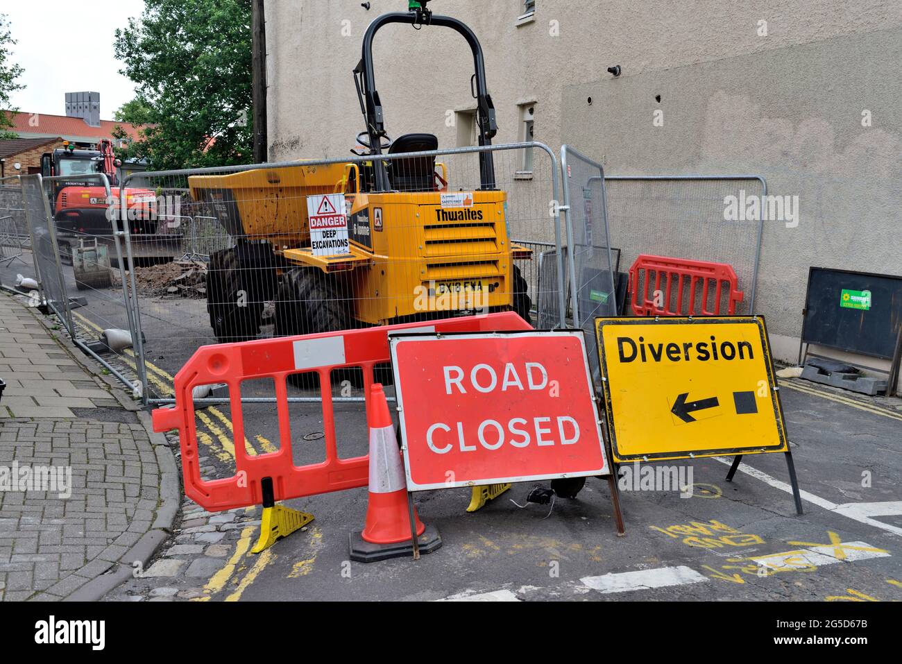 Straßenarbeiten mit Maschinen, Straße geschlossen, Umfahrungsschilder, Großbritannien Stockfoto
