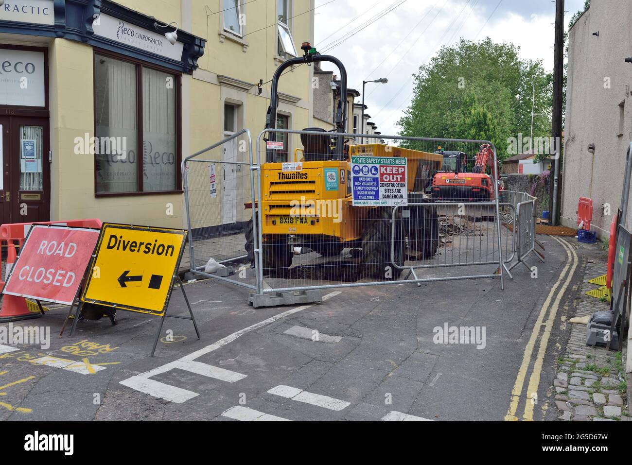 Straßenarbeiten mit Maschinen, Straße geschlossen, Umfahrungsschilder, Großbritannien Stockfoto