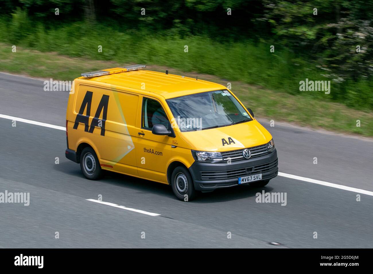 Ein mobiler Mechaniker der AA-Fahrzeugpanne, der auf der Autobahn M6 in der Nähe von Preston in Lancashire, Großbritannien, fährt Stockfoto