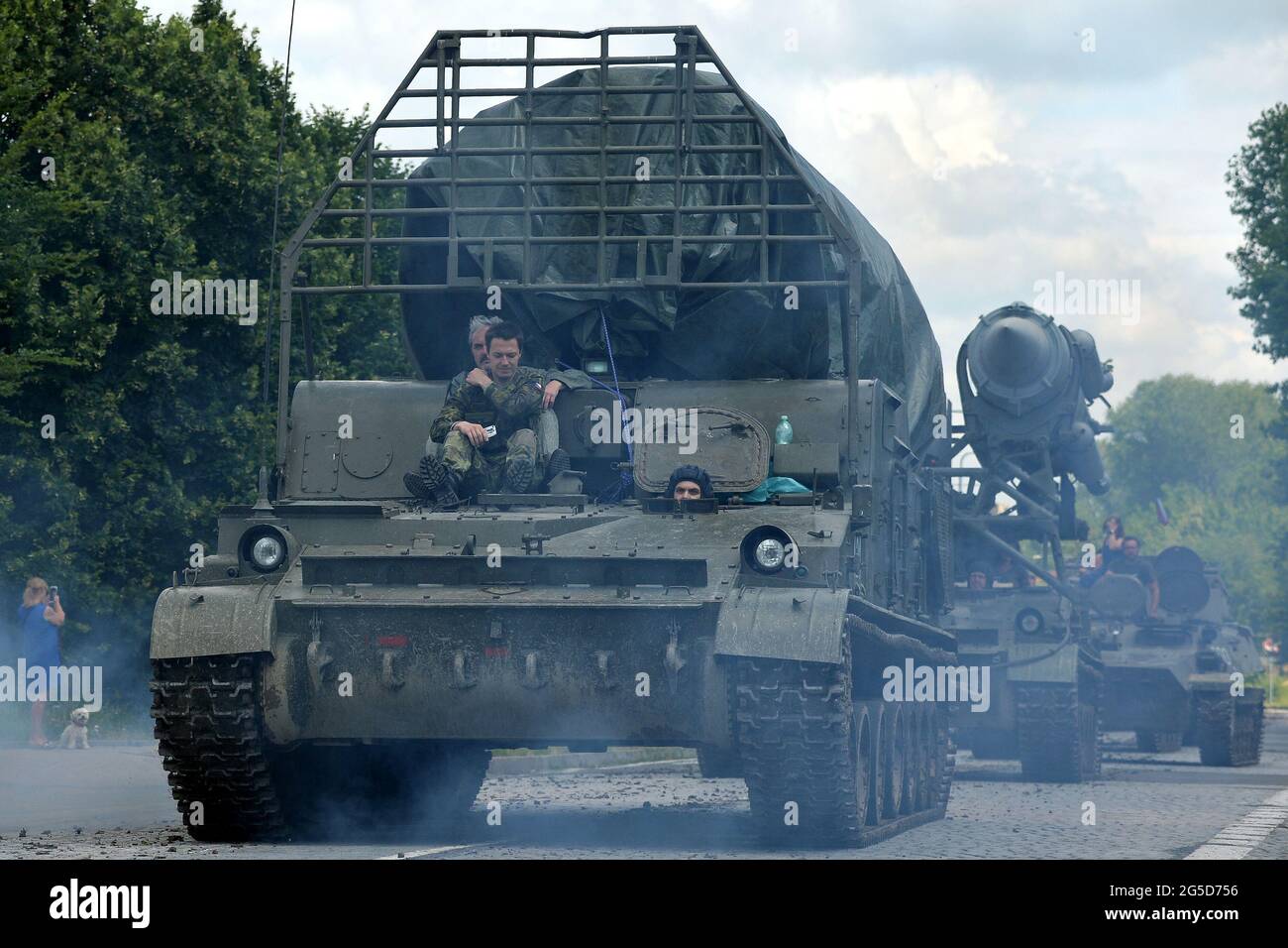 Milovice, Tschechische Republik. Juni 2021. Das tschechische Volk feiert den 30. Jahrestag, als der letzte Transport mit sowjetischen Soldaten die Tschechoslowakei in Milovice in der Tschechischen Republik verließ. Vor dreißig Jahren verließen die letzten sowjetischen Soldaten das tschechoslowakische Territorium, 53 Jahre nachdem Truppen des Warschauer Paktes im August 1968 gewaltsam in das Land einmarschierten. Einer der vielen Orte, an denen sie sich konzentrierten, war die kleine Stadt Milovice, etwa 40 Kilometer von Prag entfernt. Quelle: Slavek Ruta/ZUMA Wire/Alamy Live News Stockfoto