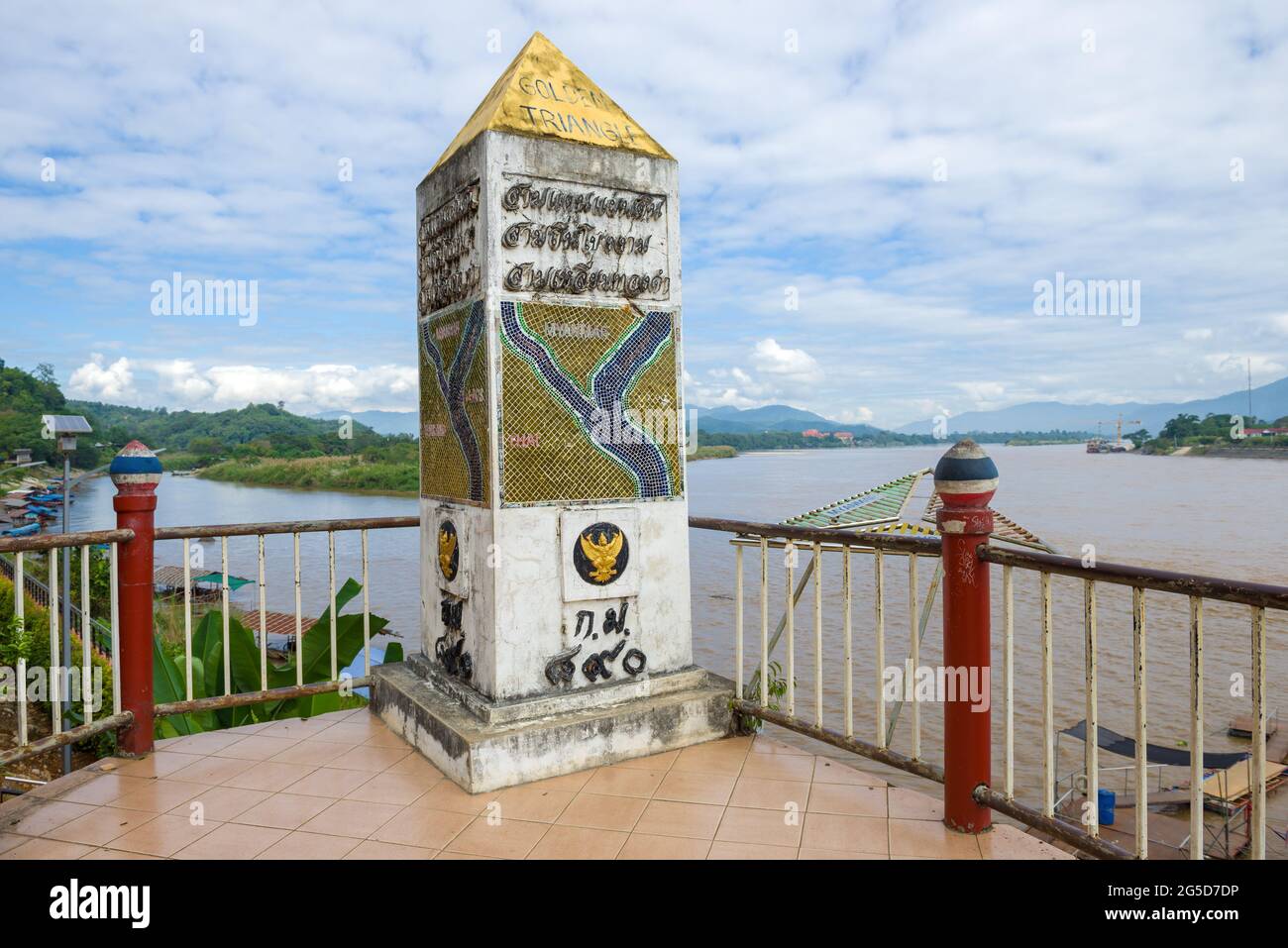 BAN SOP RUAK, THAILAND - 18. DEZEMBER 2018: Gedenkgrenzschild 'Golden Triangle' auf der Aussichtsplattform über dem Mekong River Stockfoto