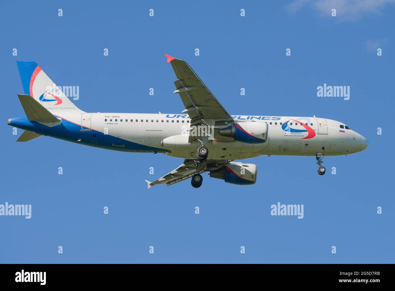 SANKT PETERSBURG, RUSSLAND - 29. MAI 2021: Airbus A320-214 (VQ-BRE) der Ural-Fluggesellschaften auf dem Gleitschirm gegen den blauen Himmel Stockfoto