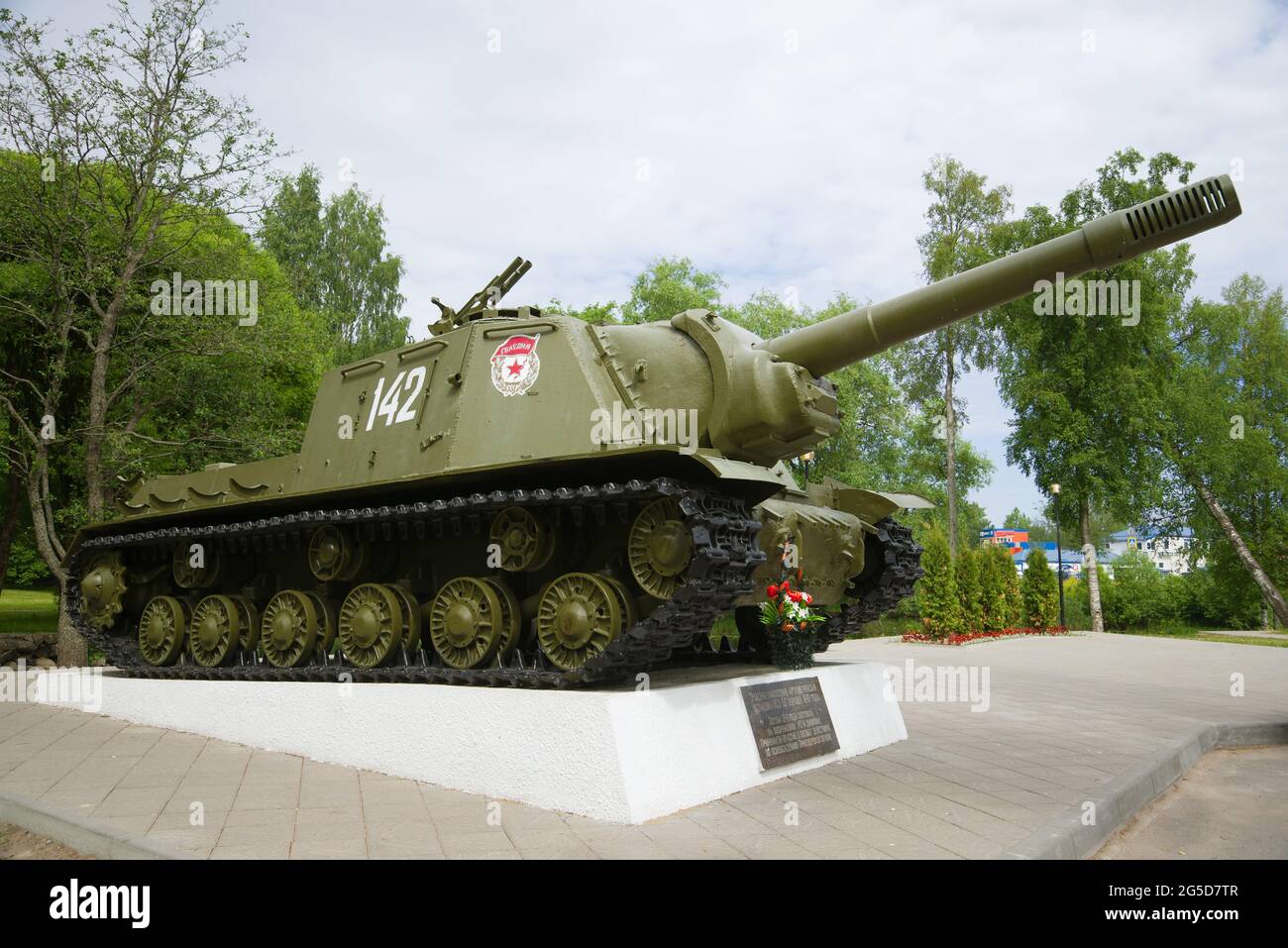 PRIOZERSK, RUSSLAND - 17. JUNI 2018: Schwere selbstfahrende Artilleriekanone der ISU-152 in der Nähe am bewölkten Juninachmittag Stockfoto