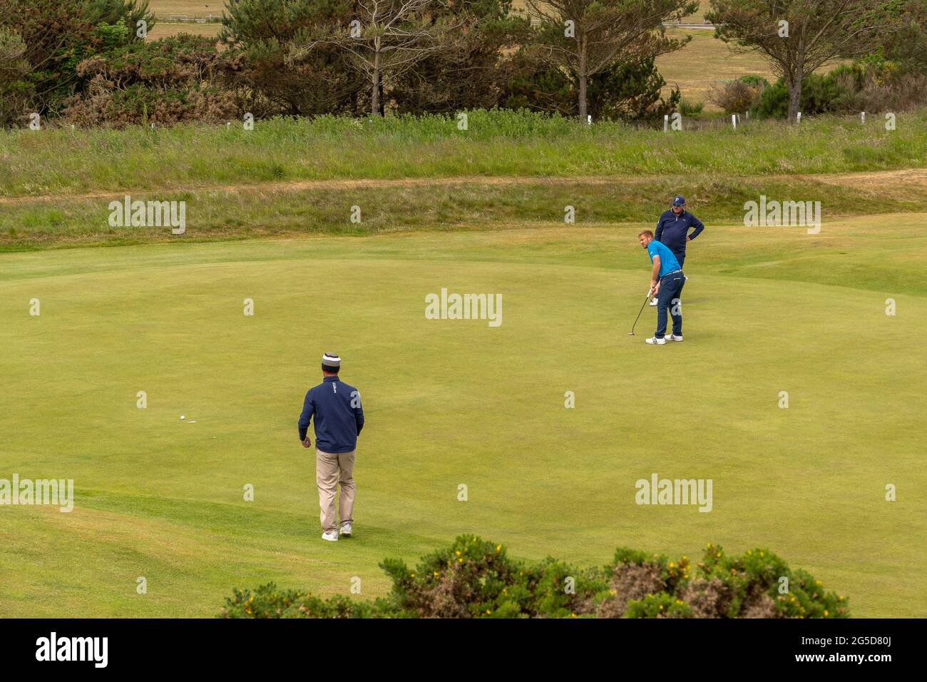Montrose, Angus, Schottland, Großbritannien, 25. Juni 2021: In dieser Woche findet die PGA Europro Tour - The Eagle Orchid Scottish Masters - im Montrose Golf Links statt. Spielen auf dem fünftältesten Golfplatz der Welt. (Kurs 1562) heute ist die letzte Runde, die sehen die lokalen Golf-Profi Sean Lawrie in Streit. (Sean Lawrie Center) Putting for Birdie am 9. (Credit-Barry Nixon/Alamy Live News) Stockfoto