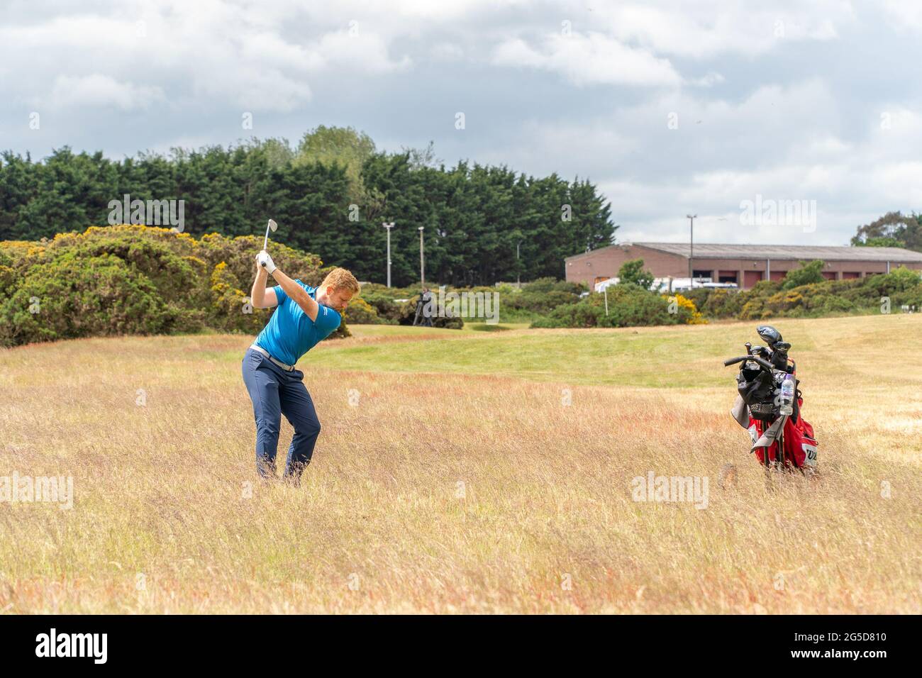 Montrose, Angus, Schottland, Großbritannien, 25. Juni 2021: In dieser Woche findet die PGA Europro Tour - The Eagle Orchid Scottish Masters - im Montrose Golf Links statt. Spielen auf dem fünftältesten Golfplatz der Welt. (Kurs 1562) heute ist die letzte Runde, die sehen die lokalen Golf-Profi Sean Lawrie in Streit. (Sean Lawrie Center) Putting for Birdie am 9. (Credit-Barry Nixon/Alamy Live News) Stockfoto