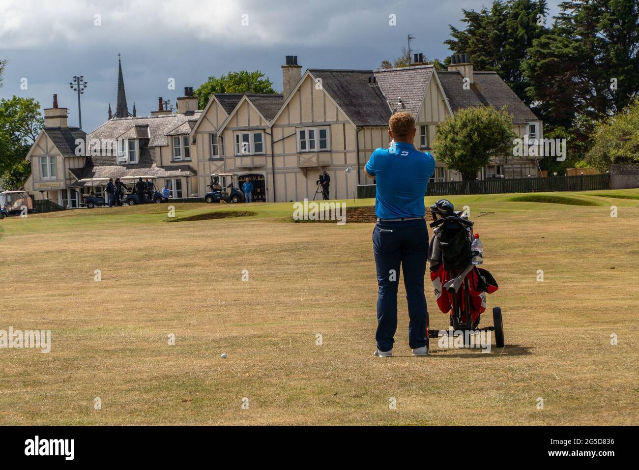 Montrose, Angus, Schottland, Großbritannien, 25. Juni 2021: In dieser Woche findet die PGA Europro Tour - The Eagle Orchid Scottish Masters - im Montrose Golf Links statt. Spielen auf dem fünftältesten Golfplatz der Welt. (Kurs 1562) heute ist die letzte Runde, die sehen die lokalen Golf-Profi Sean Lawrie in Streit. (Sean Lawrie Center) Den Abstand seines Approach Shootings zum 18. (Credit-Barry Nixon/Alamy Live News) Stockfoto