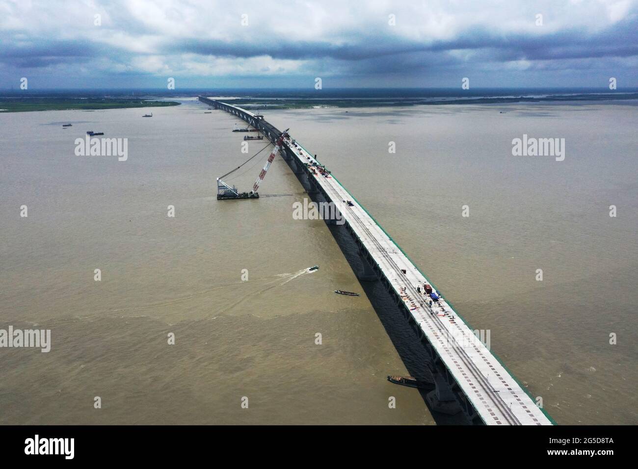 Munshiganj, Bangladesch - 15. Juni 2021: Der Bau der Padma-Brücke, der größten Brücke in Bangladesch, ist mit eigenen Mitteln fast abgeschlossen. Th Stockfoto