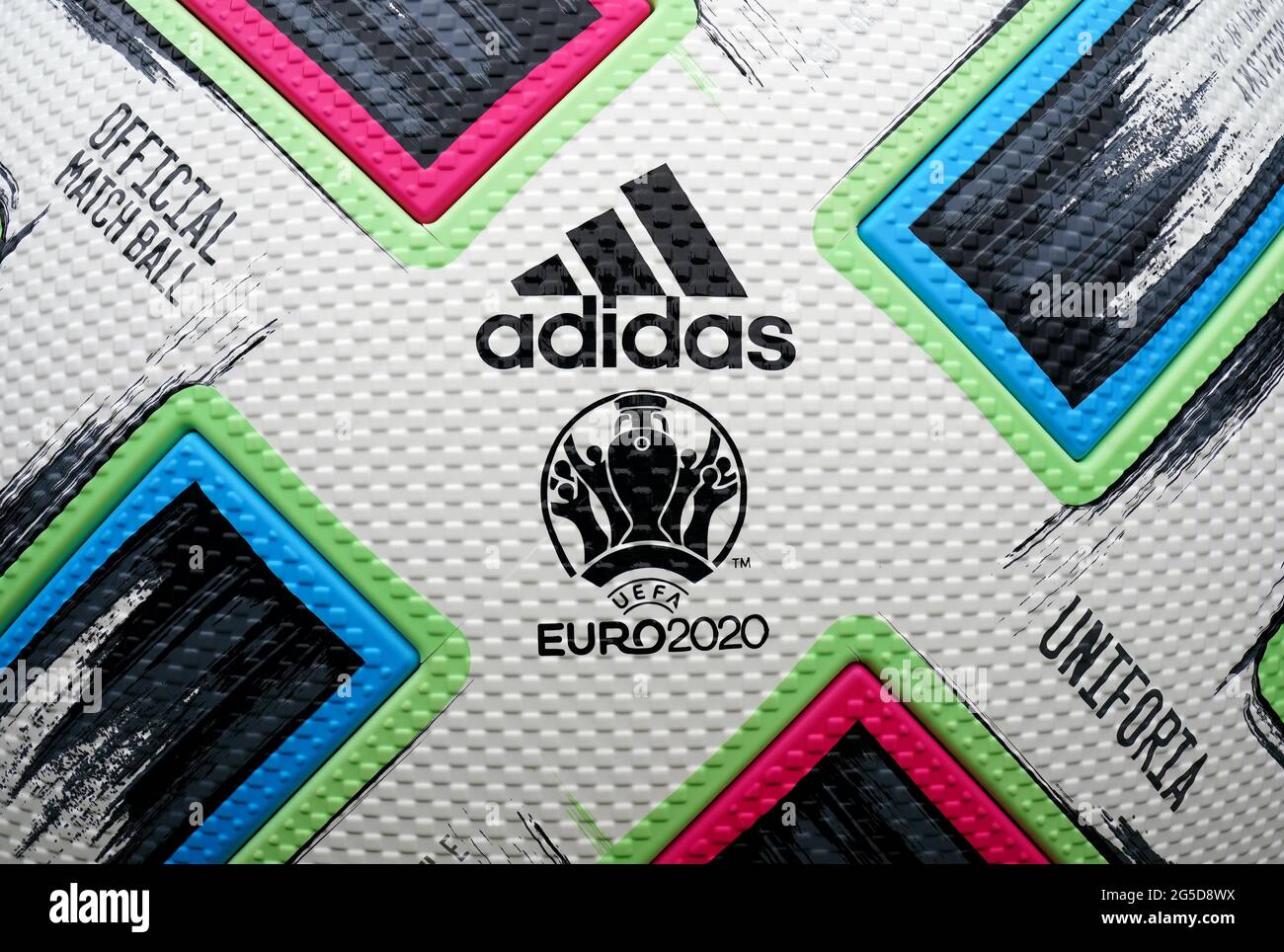 Nahaufnahme eines riesigen Adidas-Spielballs am Trafalgar Square in London, der die UEFA Euro 2020-Runde des Spiels von 16 zwischen Italien und Österreich beobachtet. Bilddatum: Samstag, 26. Juni 2021. Stockfoto