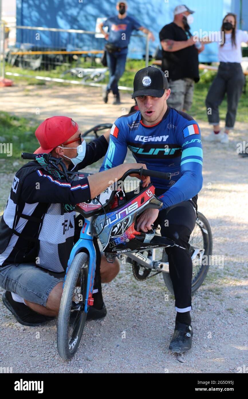 Arthur PILARD aus Frankreich enttäuschte, nachdem er am 8. Mai in der BMX Olympic Arena den zweiten Platz der Männer Elite UCI BMX Supercross Weltcup Runde 1 erreicht hatte Stockfoto