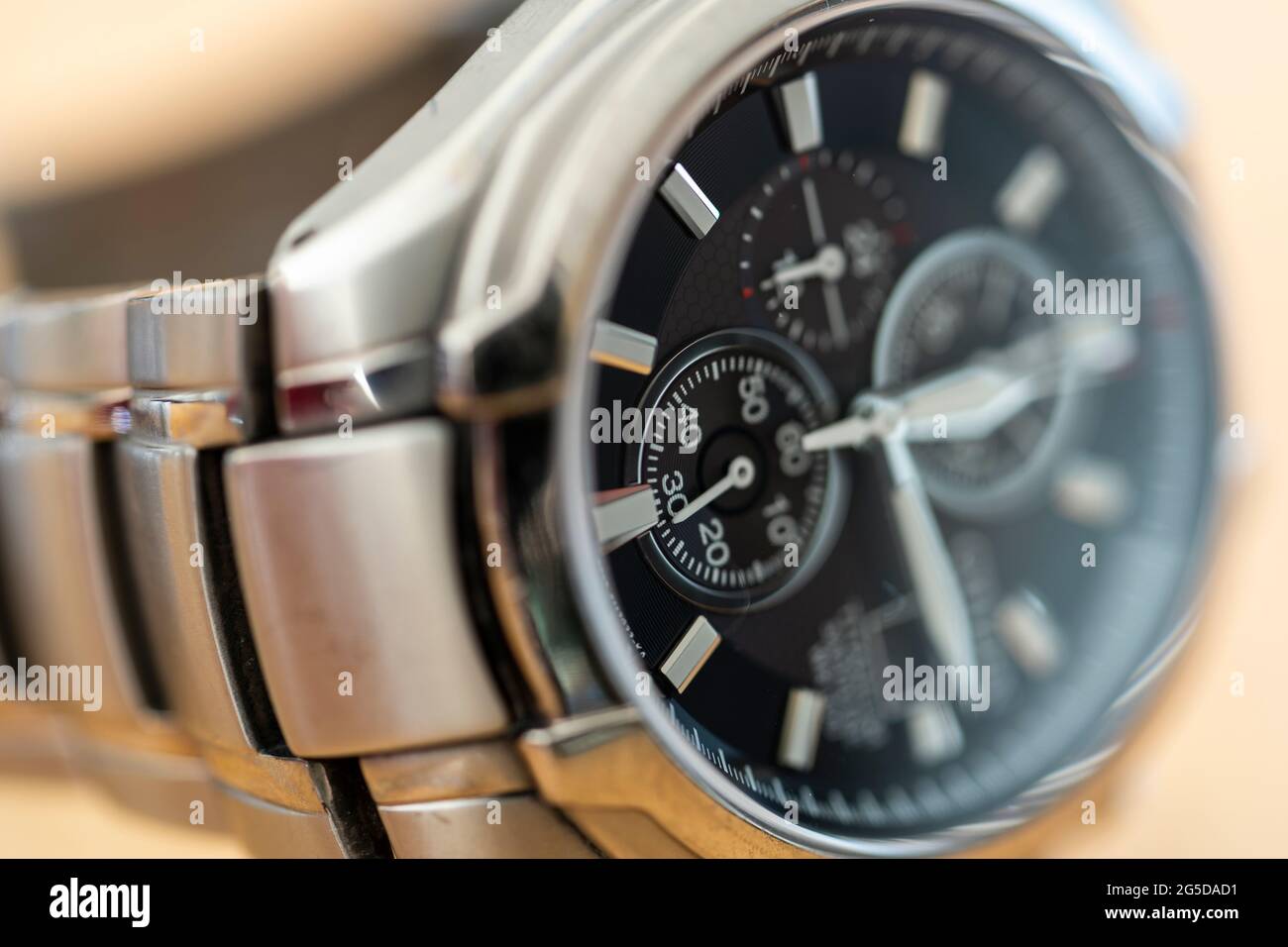 Nahaufnahme eines Citizen Eco Drive solarbetriebenen Titan-Metall-Mann-Armbanduhrs mit Zeigern für Uhrzeiger und das Metallarmband Stockfoto