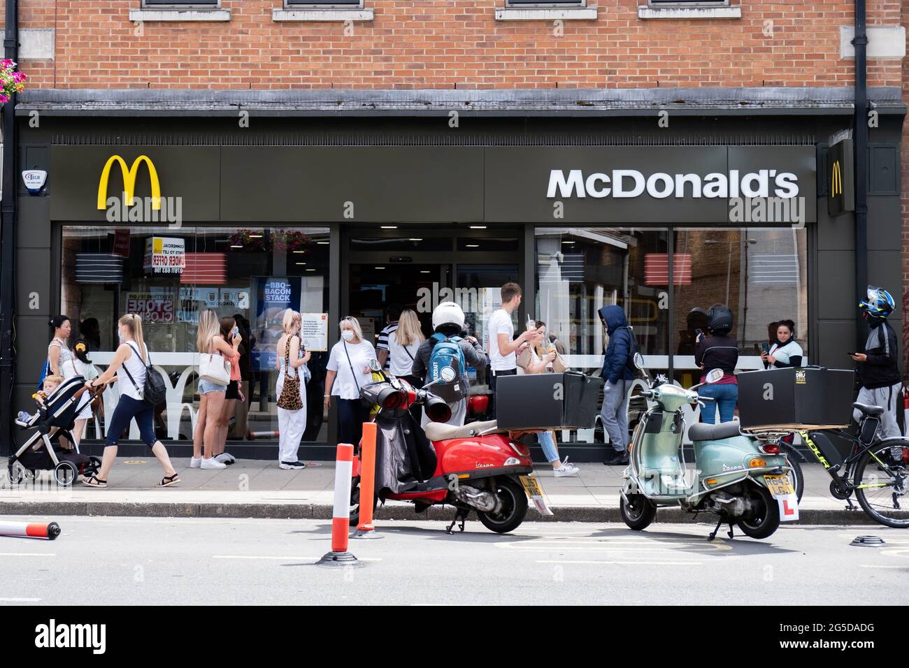 Kingston London, Großbritannien, Juni 26 2021, High Street Branch of McDonalds Takeaway Restaurant mit Kunden und Leuten draußen Stockfoto