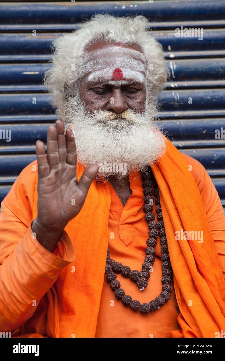 Porträt eines Sadhu mit einer Tilak-Markierung (aus Sandelholz/Chandan-Paste) auf der Stirn in Madurai, Tamil Nadu, Indien Stockfoto