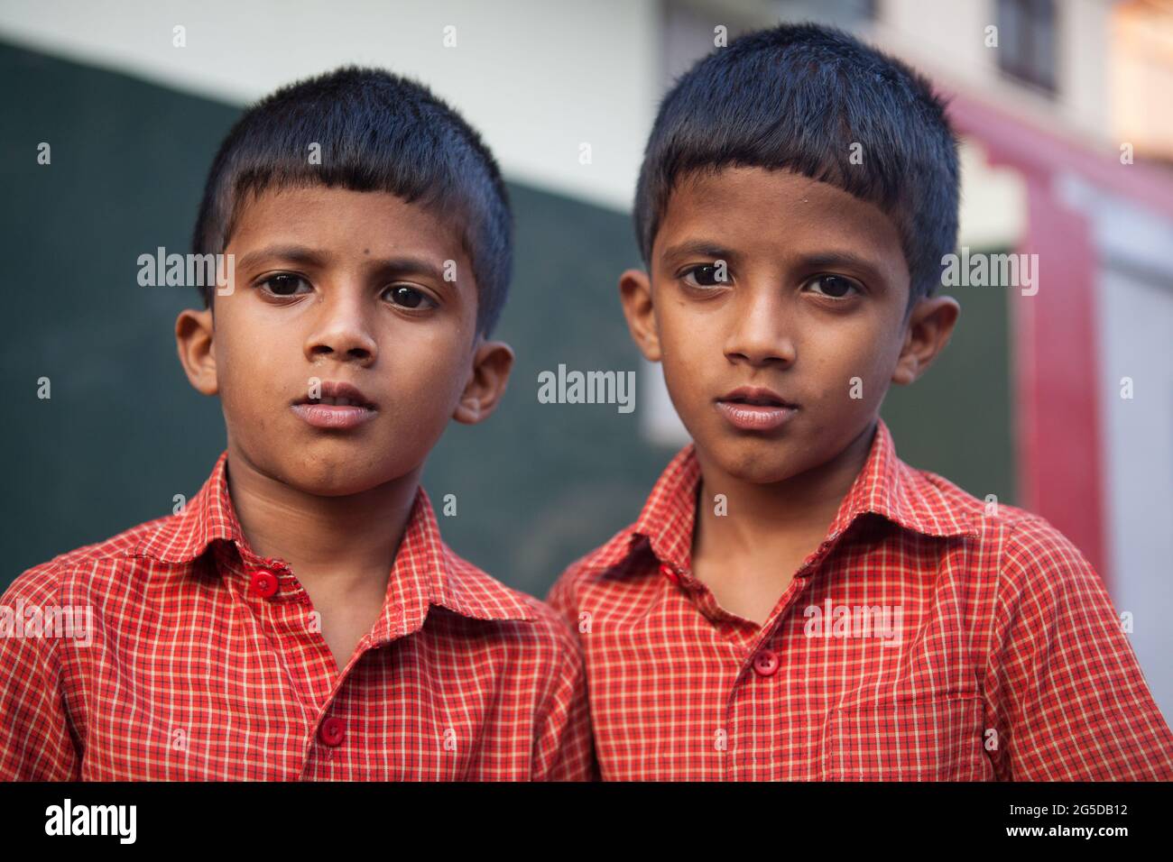 Porträt identischer Zwillingsjungen in Ponnani, Kerala, Indien Stockfoto