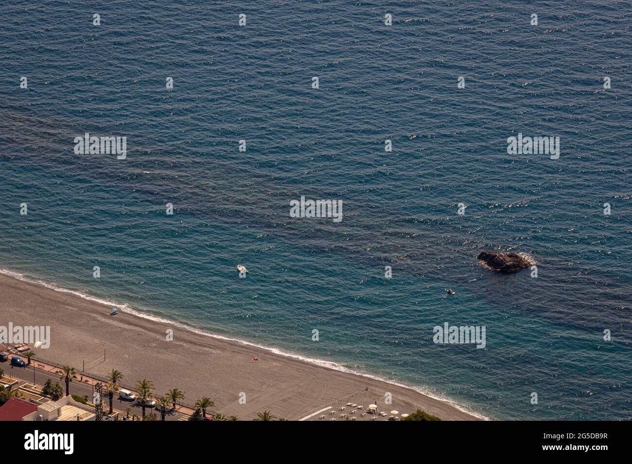 Der Felsen und das blaue Mittelmeer Stockfoto