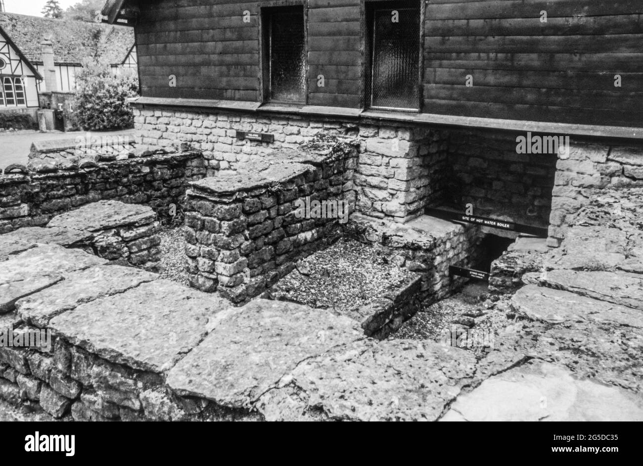 Chedworth, Gloucestershire - Ruinen der römischen Villa, die vor über 150 Jahren von den Victorianern wiederentdeckt wurden. Stokehole zu Bädern, Zimmer 11-13. Archivscan vom Film. August 1982. Stockfoto