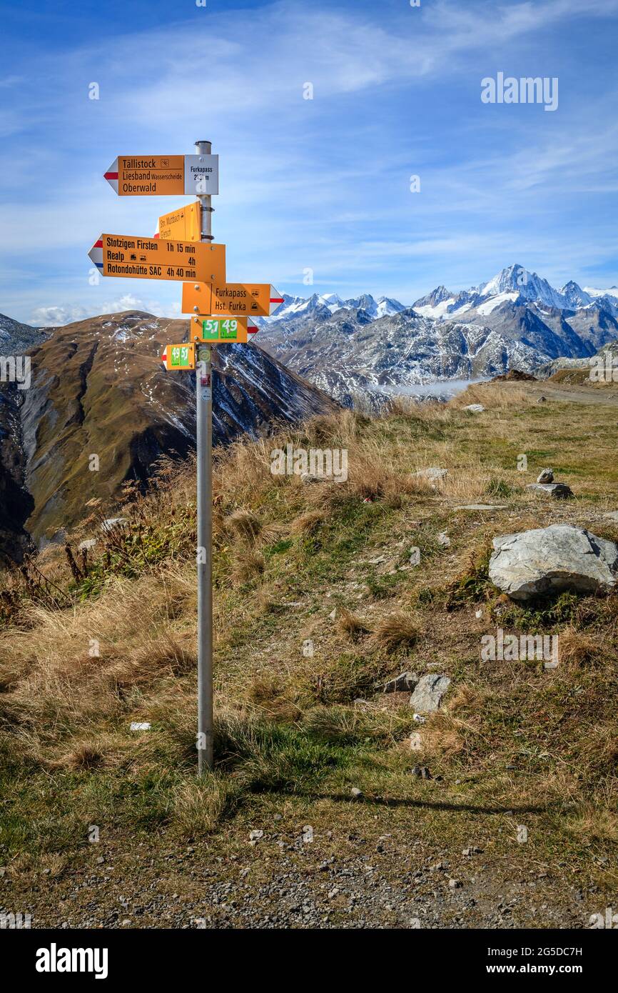 Richtmarkierung in den Schweizer Bergen Stockfoto